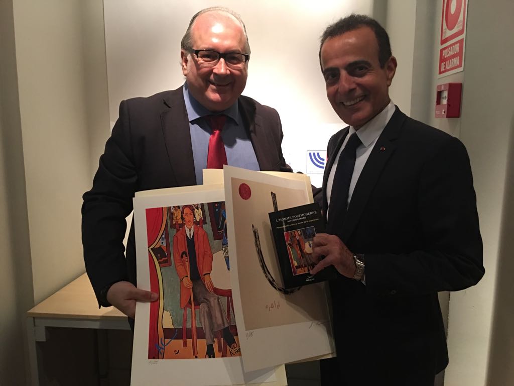 Entrega al Embajador de Qatar de la edición El Hombre postmoderno Entrega al Embajador de Qatar de la edición El Hombre postmoderno