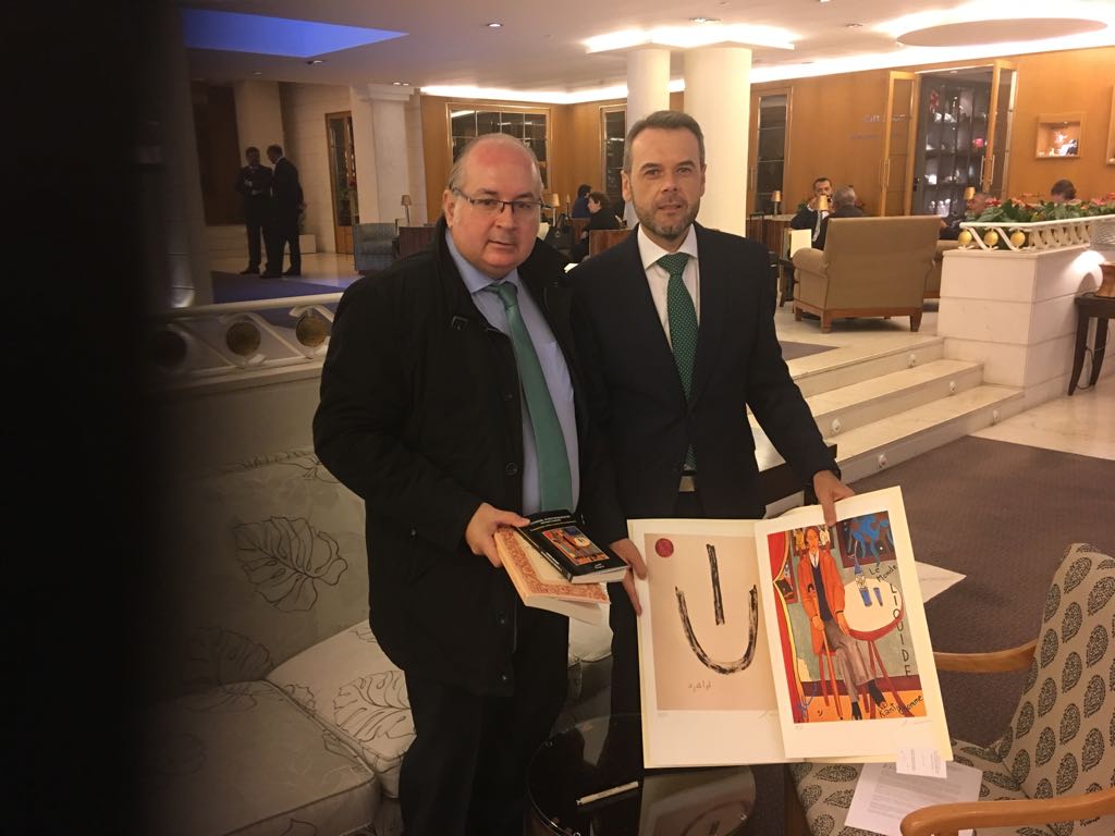 Entrega de publicaciones al Secretario General de la Sociedad Estatal de Desarrollo e Inversión de Extremadura Entrega de publicaciones al Secretario General de la Sociedad Estatal de Desarrollo e Inversión de Extremadura