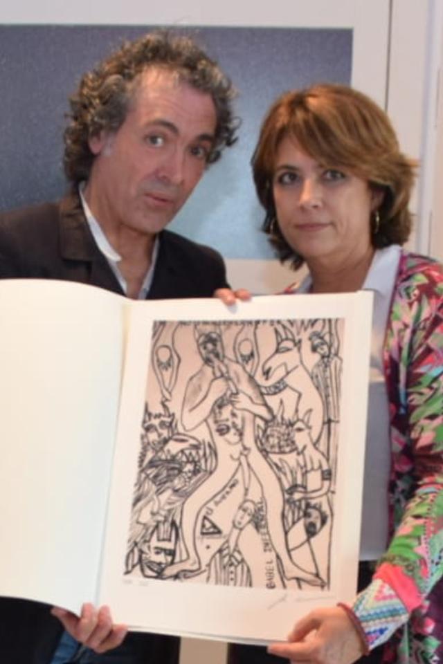 Entrega de litografas del pintor Antonio Camar en los actos de Homenaje a las vctimas del nazismo