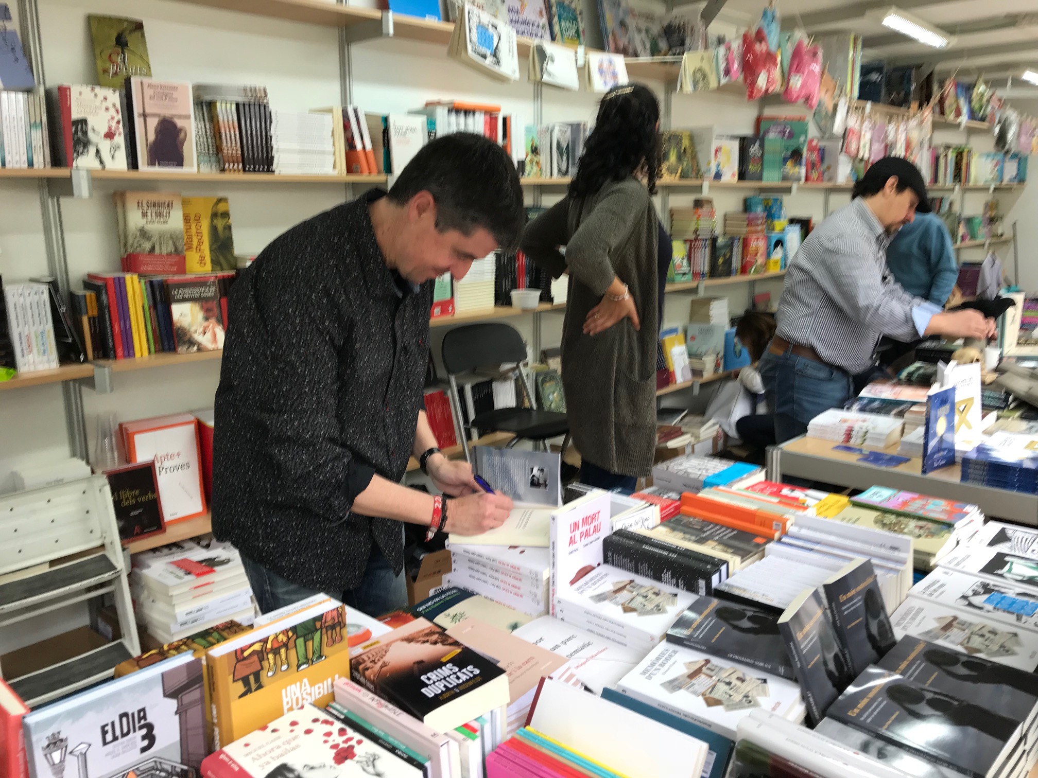  F�lix Tena Cornelles firma su obra en la 53 edici�n de la Fira del LLibre en Valencia