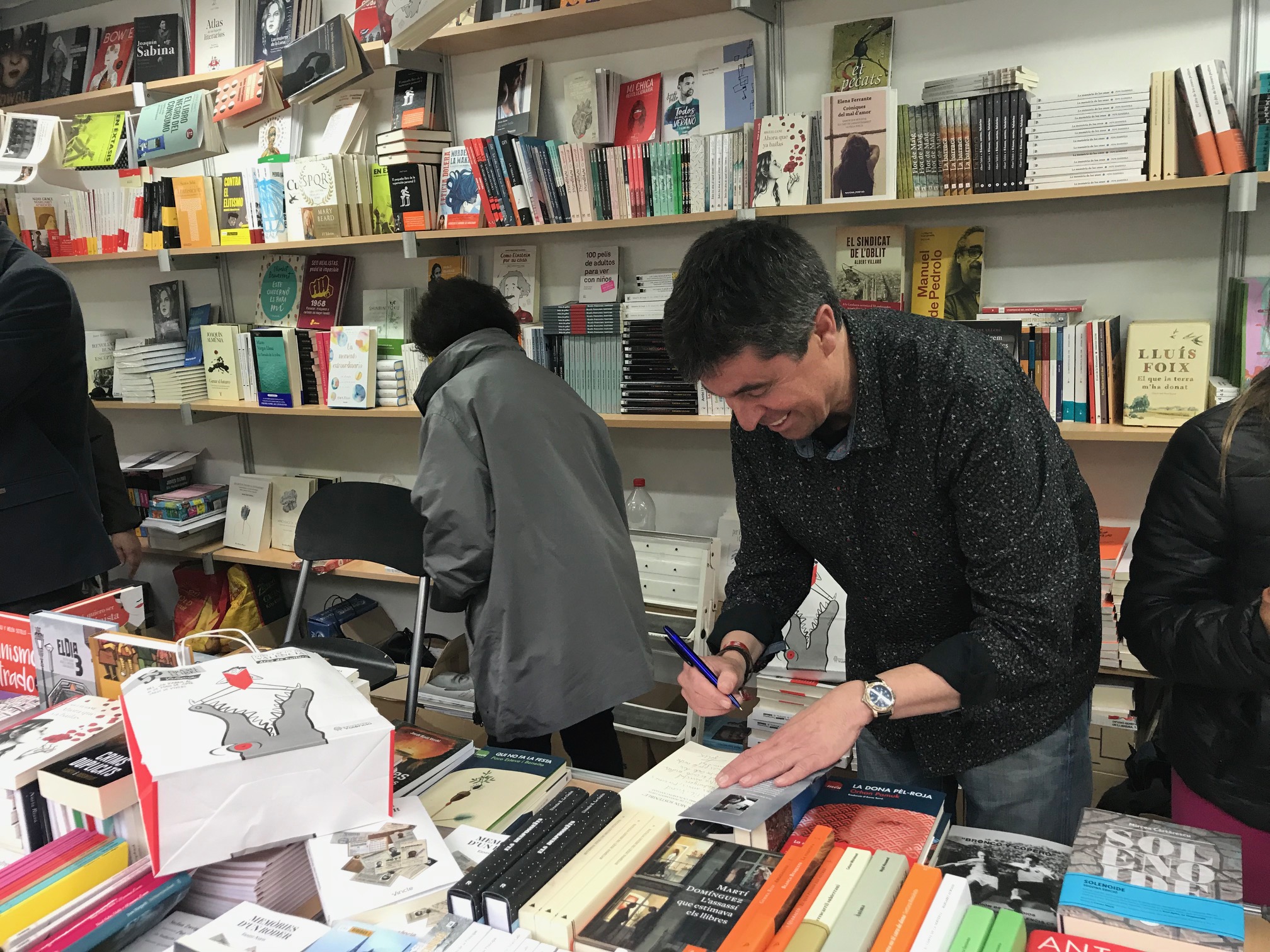  F�lix Tena Cornelles firma su obra en la 53 edici�n de la Fira del LLibre en Valencia
