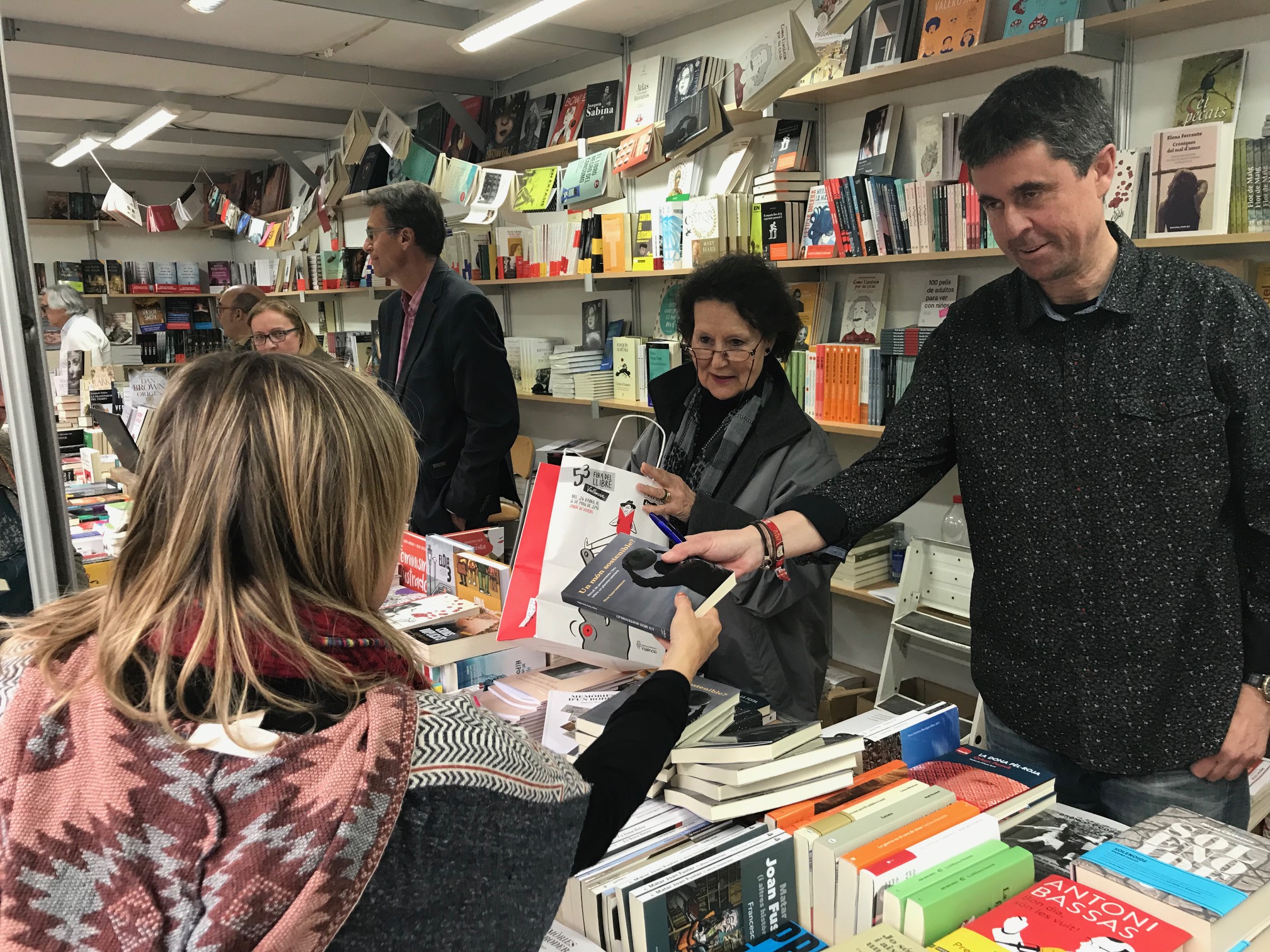  F�lix Tena Cornelles firma su obra en la 53 edici�n de la Fira del LLibre en Valencia