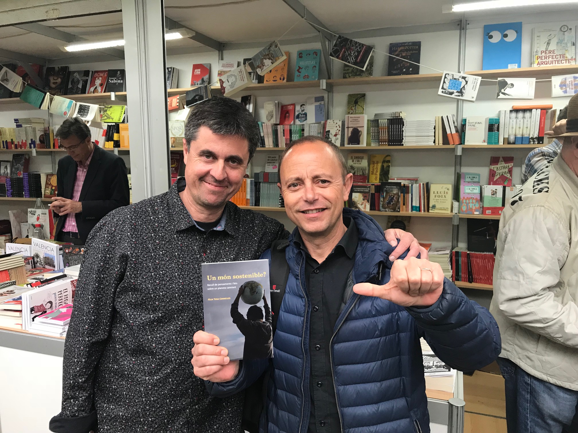  F�lix Tena Cornelles firma su obra en la 53 edici�n de la Fira del LLibre en Valencia
