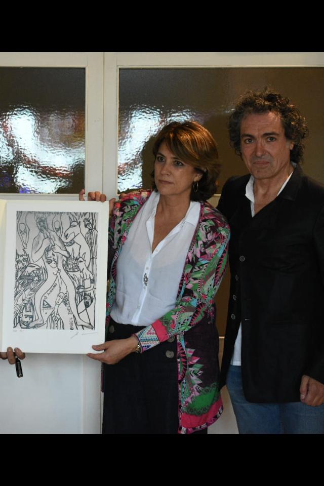 Entrega de litografas del pintor Antonio Camar en los actos de Homenaje a las vctimas del nazismo