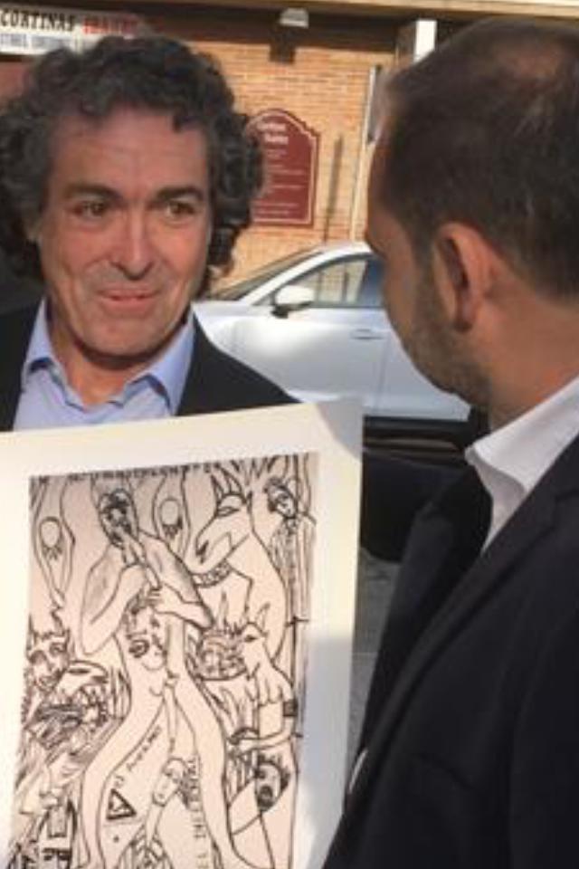 Entrega de litografas del pintor Antonio Camar en los actos de Homenaje a las vctimas del nazismo